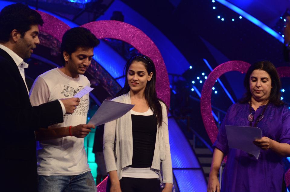 Riteishdians's tweet photo. Pic :Behind the scene when @Riteishd @geneliad performed 1st tym as a married couple in #SonyGuildAwards 13 March,12 https://t.co/mZ8wj8diIg