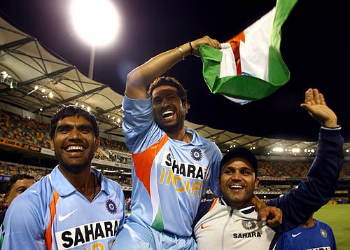 CrickeTendulkar's tweet photo. @virendersehwag Praaji Remember That Moment ?? #RT One of The Best Moment ! #CBseries2008 #INDVsAus @CrickeTendulkar https://t.co/hXiCU6BJSM
