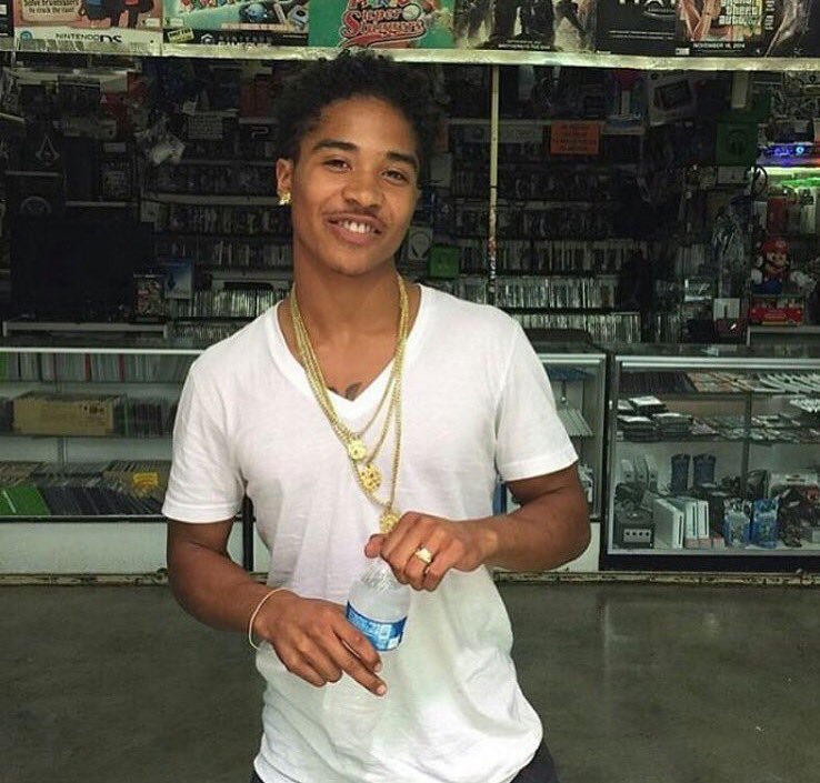 santothaplugg1's tweet photo. It's the king birthday!! #19 #santothaplugg๐๐ธ litt๐ https://t.co/mrfVivjVku