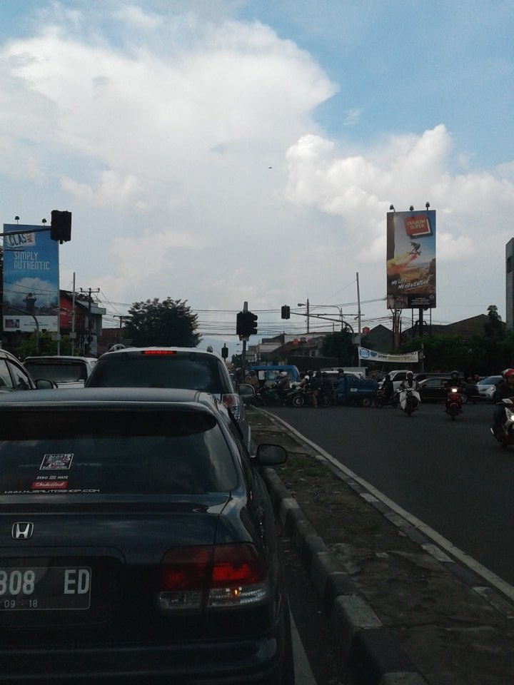 hinstey's tweet photo. Macet.. lampu lalulintas mati.. ga ada polisi jln. Jamika #lalinBDG https://t.co/uTYbI0YtyF