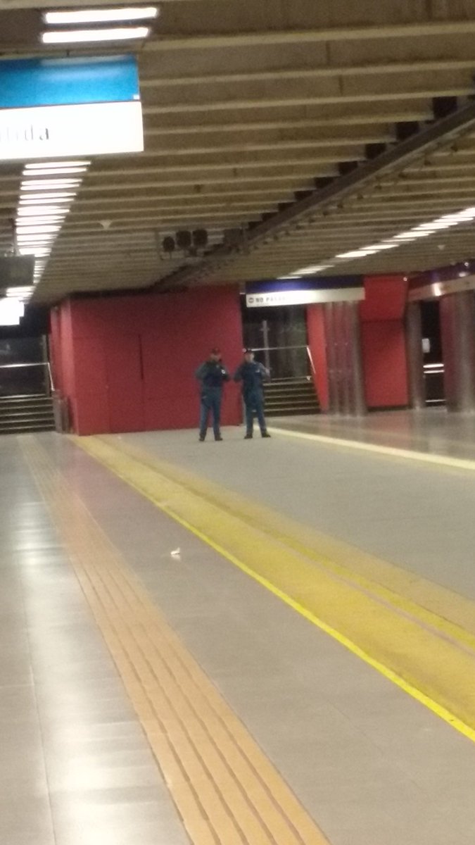 NoeliaAlvear's tweet photo. @metrodesantiago acabo de estar en la estación Vicuña mackena y el guardia mas pequeño de la foto fue insolente.. https://t.co/DOAD3arNny
