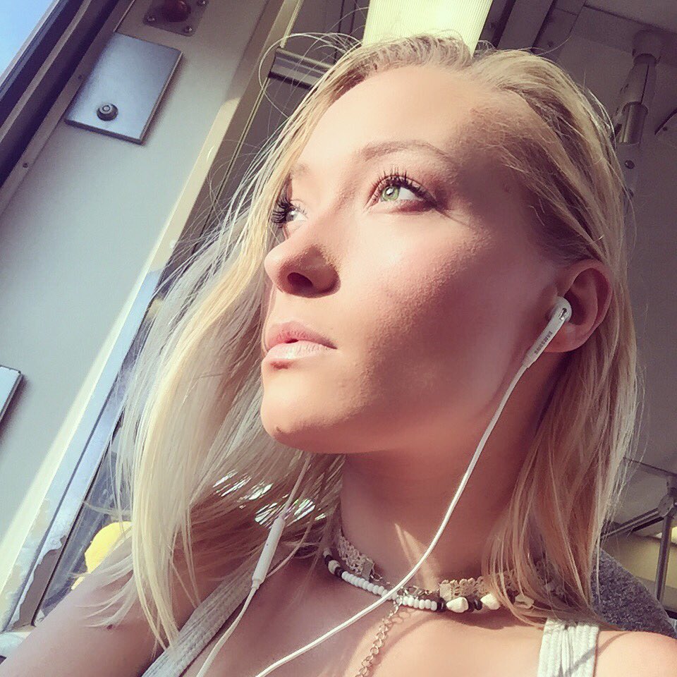 DreamyEyesMUA's tweet photo. No words. #speechless #lookingtothesky #blonde #tylite #tylitecase #lightupselfiecase #tyliteofficial #phillymua https://t.co/fUNvVkDsth
