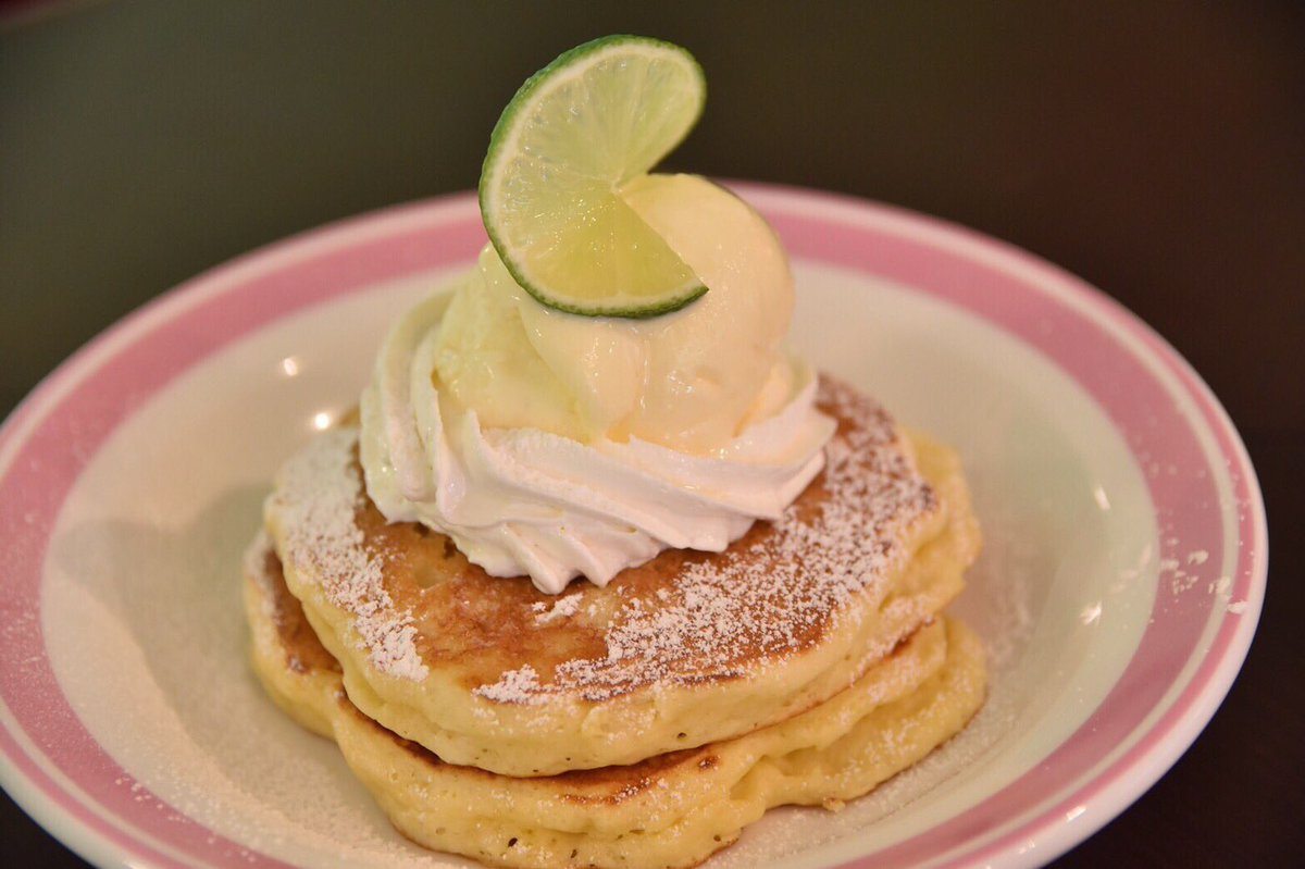 HOTBUNNYDINER's tweet image. 夏限定メニューのライムパンケーキです🍪
パンケーキは他にも沢山種類あります☆お好みでアイスもトッピングできます💜ふわふわのパンケーキは一度食べたら何枚も食べたくなっちゃう位のオススメメニューです（＾Ｏ＾）❣