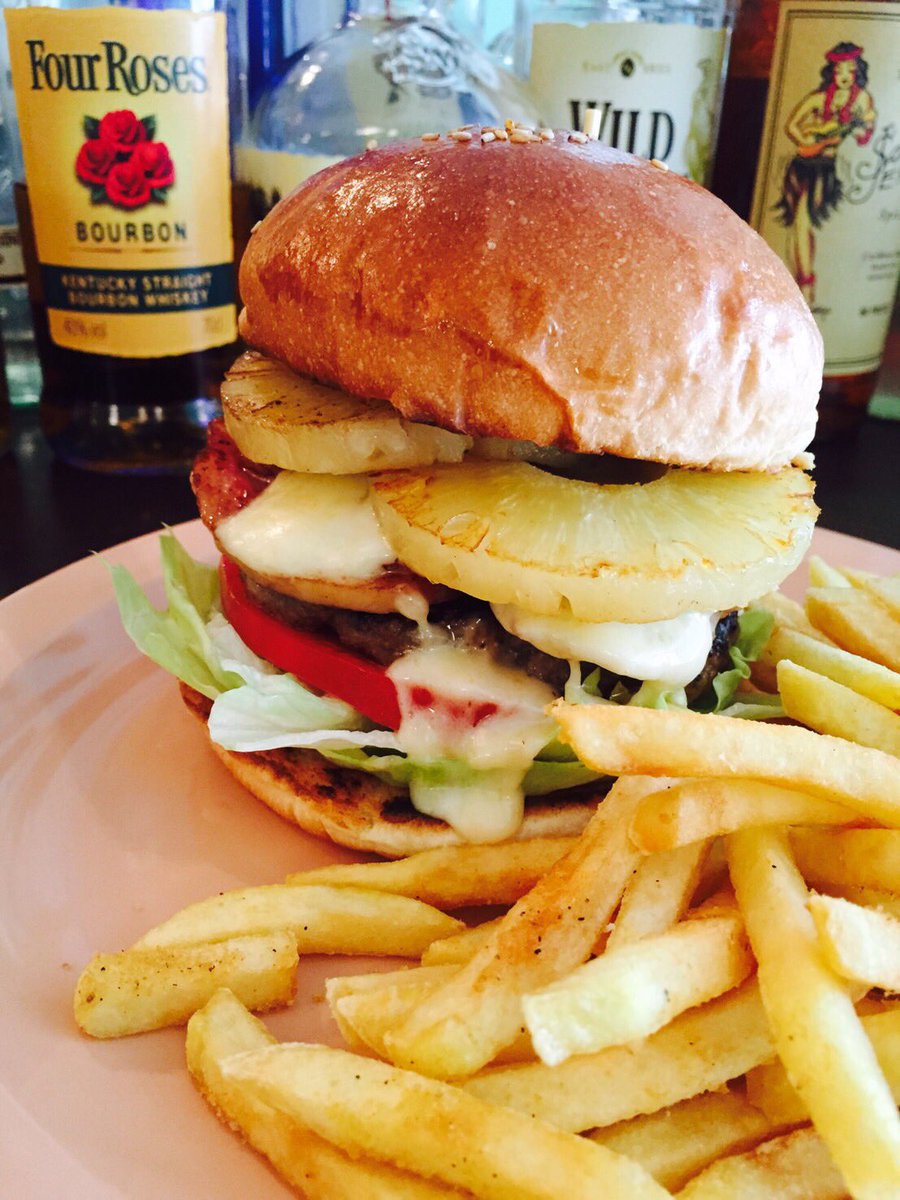 HOTBUNNYDINER's tweet image. こんにちは☆
ホットバニーOPENしてます🍔🍟
７月限定のバニーバーガー☆
パイナップルが入ってて絶品です💋
残り１週間、是非食べてみて下さい🍔🎵