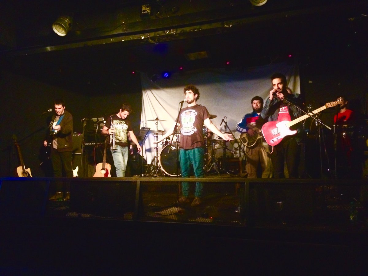 En este momento en vivo La Royal desde Bluzz Live. Luego continúa Marce Fontanini.