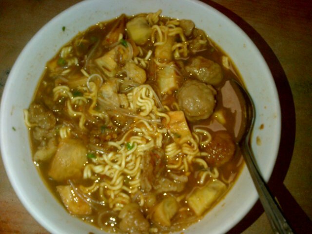 irma_abidin_733's tweet photo. Pagi2 Nyarap'y yg pedas2 Sop Ubi rasa Coto nyuamiiiii #PagiAll #Baroqah https://t.co/3sT1LY1bzL