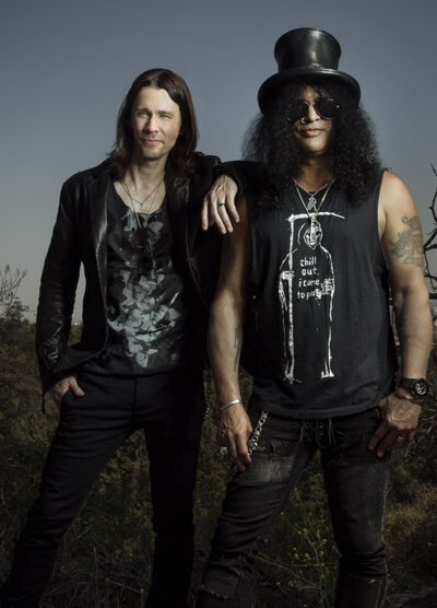 ElizeSlasher's tweet photo. Slash junto a sus amigos que serían los cantantes principales de sus antiguas y actuales bandas!! https://t.co/VprxUiZMlz