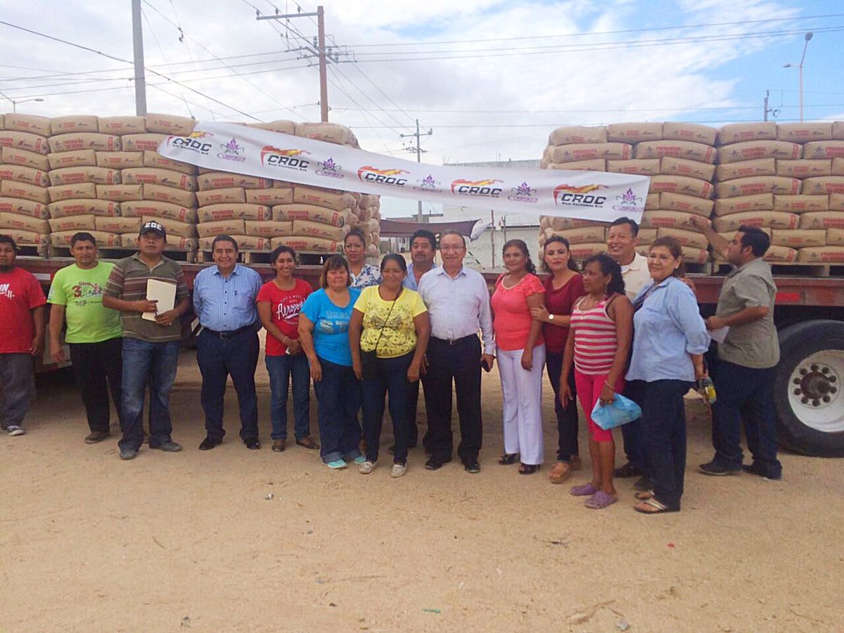 IsaiasGCroc's tweet photo. Hoy entregamos a familias de la colonia Las Palmas, #CSL #BCS, 100 toneladas de cemento con descuento del 40%. https://t.co/fnp7a0dQA1
