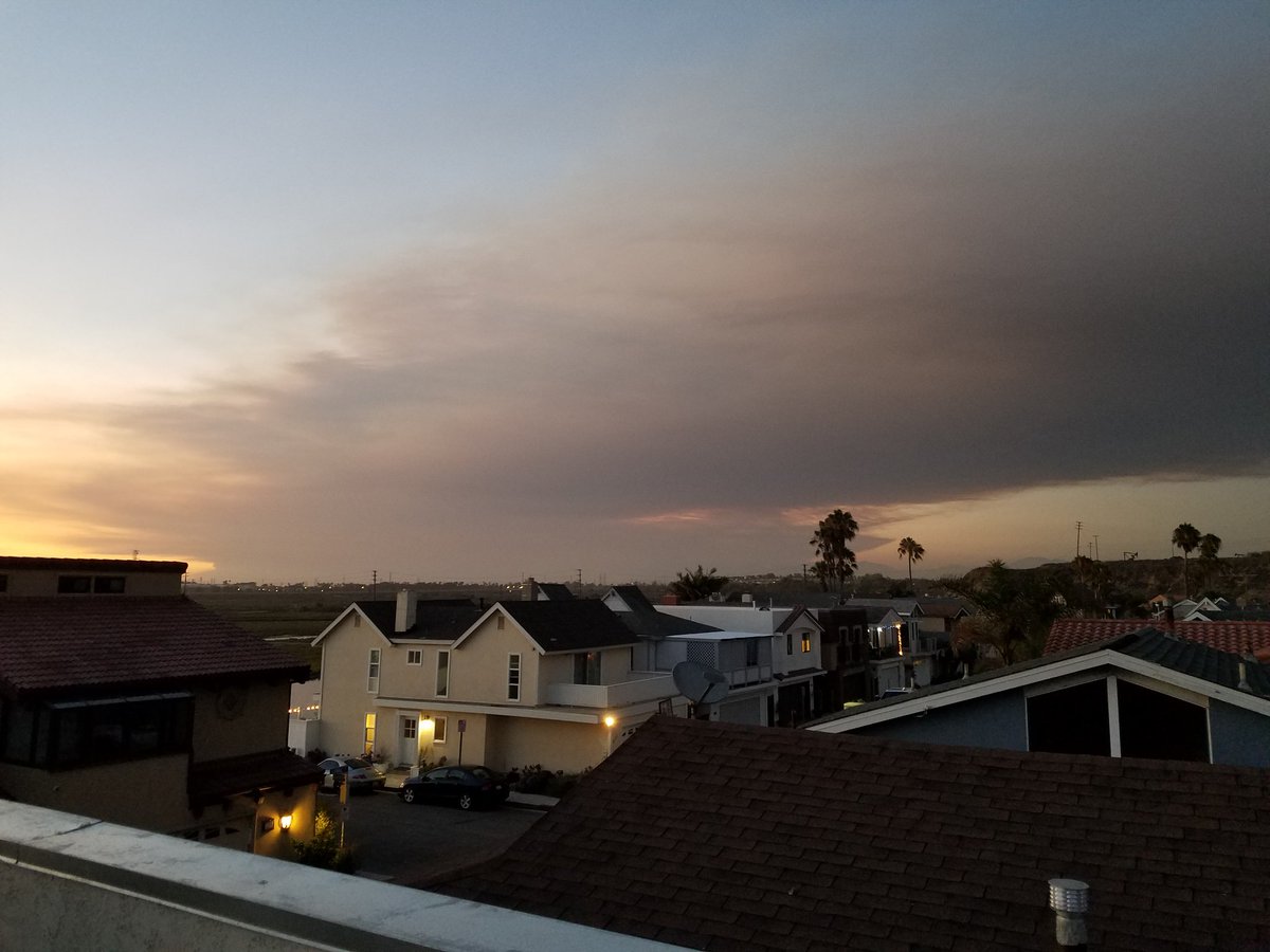 Platjet1's tweet photo. Smokey skies lookin north West
#NewportBeach #riverjetty @Sky5Tim @OCFA_PIO @LACoFDPIO @StringerLA @CBSmichelegile https://t.co/pti2Ao9cFL