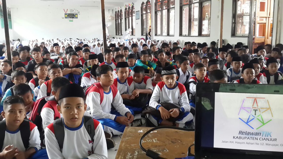 dobelden's tweet photo. Sosialisasi Internet Sehat di Ponpes Tanwiriyah bersama @RelawanTIKCjr @tajirIDR @MarioDevys  #BanggaJadiRelawanTIK https://t.co/D7rWA6vNgZ