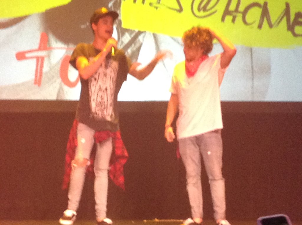 TheAri414's tweet image. OMG U GUYS R MORE BEAUTIFUL IN PERSON!!! #secondrow 💖💖💖💖💖 @KianLawley @jccaylen #DontTryThisAtHomeTour