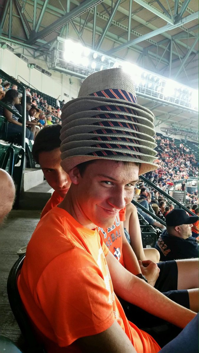 lojari549's tweet photo. Just our little shenanigans at the Astro's game.(#wearebothsingle) https://t.co/wReQxHWpOn