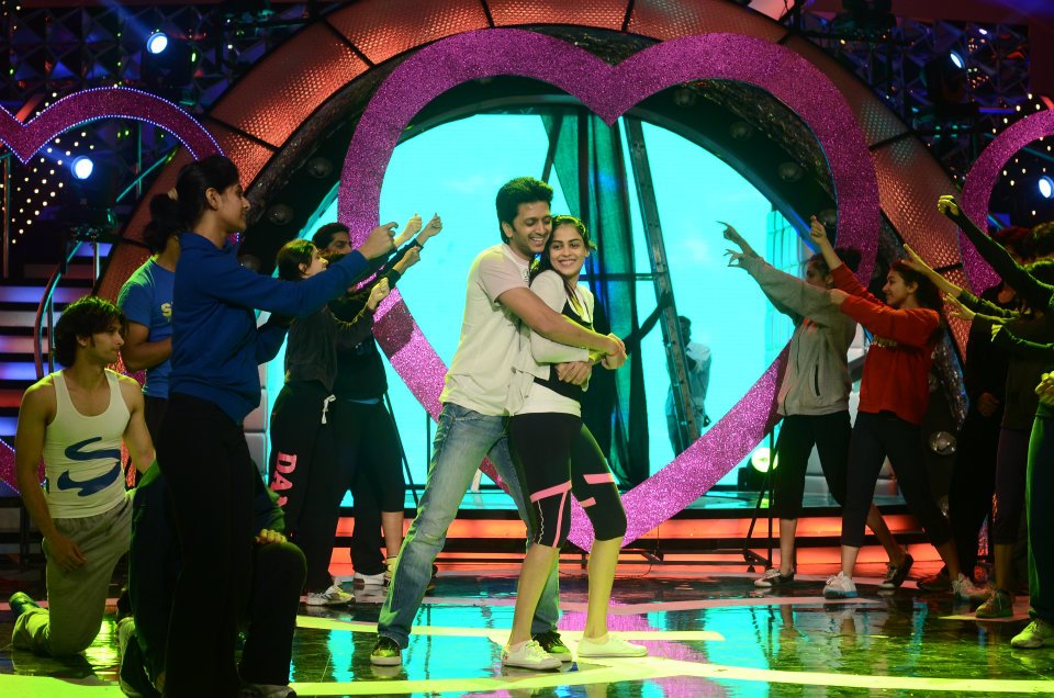 Riteishdians's tweet photo. Pic :Behind the scene when @Riteishd @geneliad performed 1st tym as a married couple in #SonyGuildAwards 13 March,12 https://t.co/qaqHDlyma5