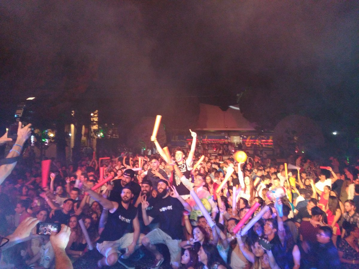 Las 6:30 de la mañana y así estamos #villena 🙌🙌🎉🎉

DOS MIL gracias chic@s