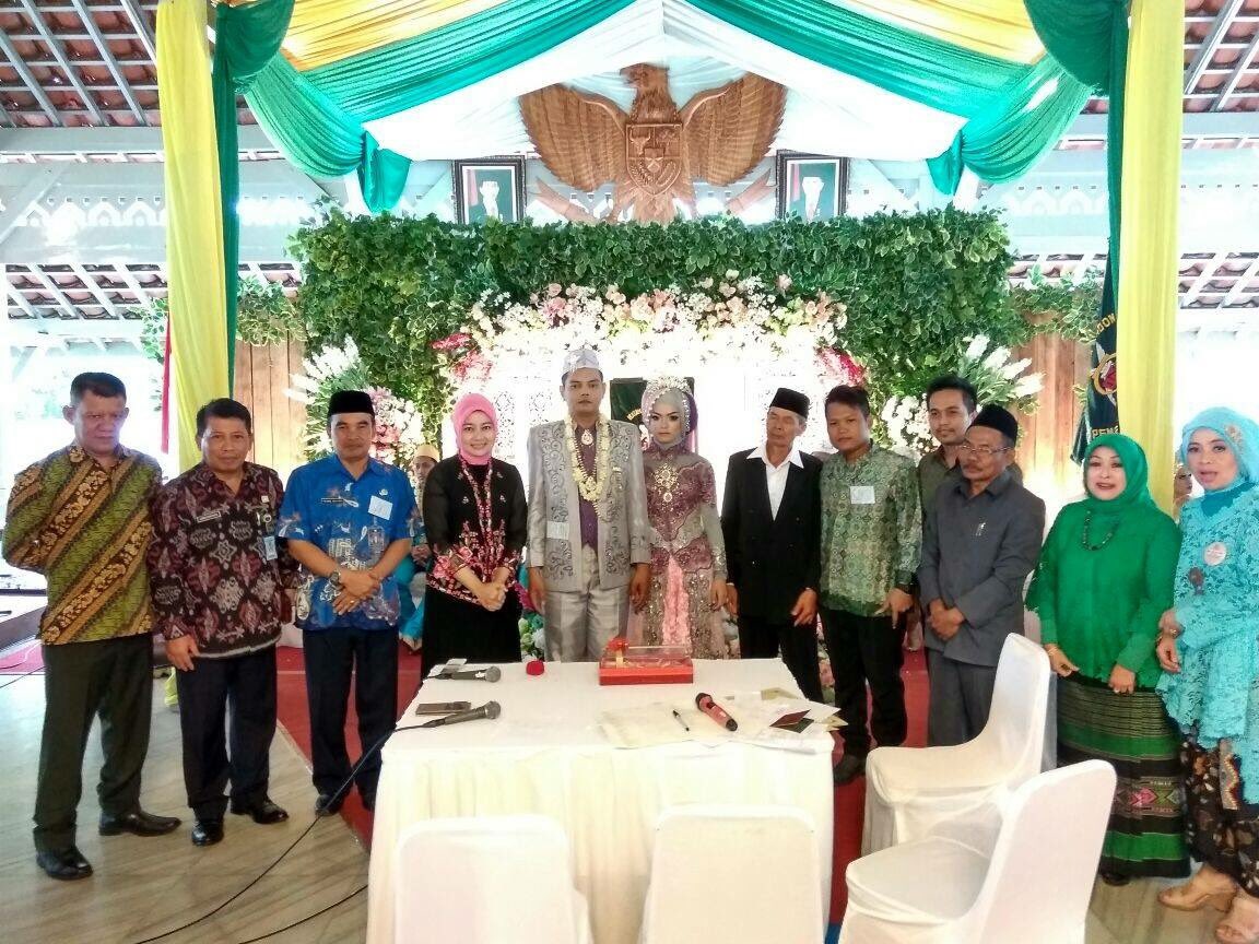 Jumat kemarin, 11 pasangan pengantin baru, dinikahkan di Pendopo, karena pendopo rumah rakyat juga. #KamuKapan