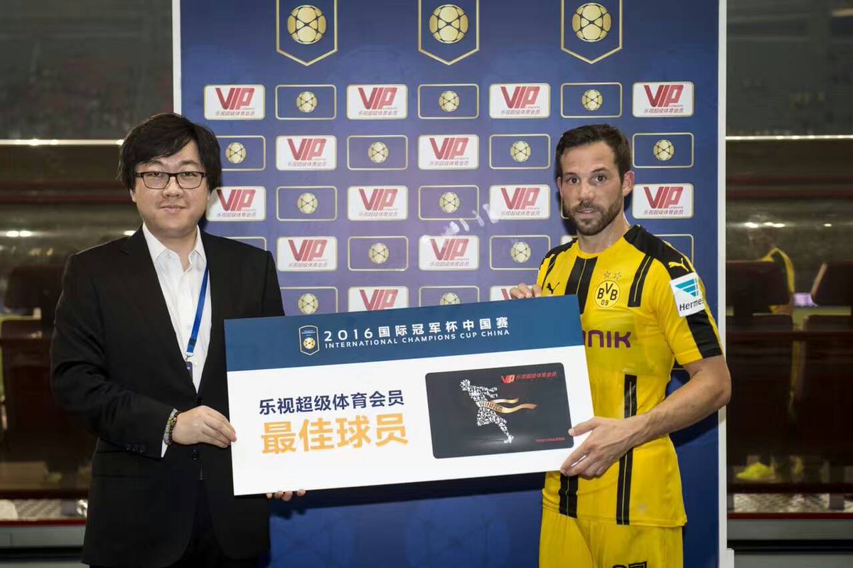 LeSports_'s tweet photo. #LeSports COO Yu Hang presents @BVB's Gonzalo Castro with the Man of the Match award against @ManUtd in Shanghai. https://t.co/BYc3mQQKaJ