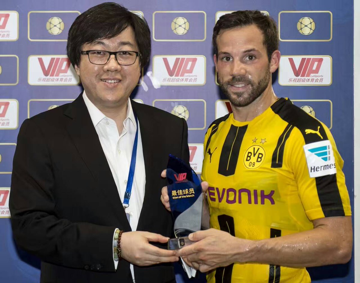 LeSports_'s tweet photo. #LeSports COO Yu Hang presents @BVB's Gonzalo Castro with the Man of the Match award against @ManUtd in Shanghai. https://t.co/BYc3mQQKaJ