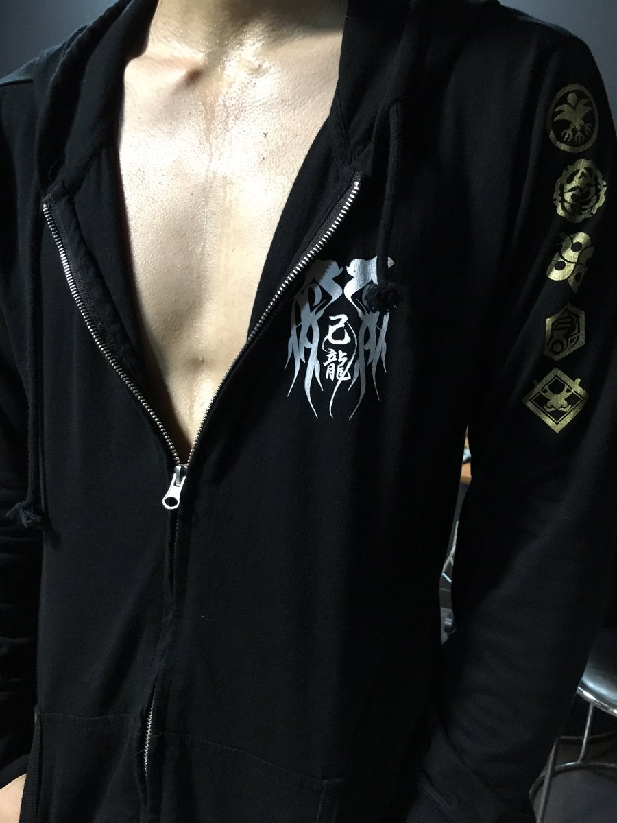 己龍 百鬼夜行グッズ紹介 今ツアーの人気アイテム 夏用パーカー 左腕部分にはメンバー妖怪家紋付き 展示してますので是非生地の薄さも確認してみてください メンバー着用画像です 己龍百鬼夜行 己龍 百鬼夜行グッズ紹介 今ツアーの人気アイテム 夏用パーカー 左腕部分にはメンバー妖怪家紋付き 展示してますので是非生地の薄さも確認してみてください メンバー着用画像です 己龍百鬼夜行