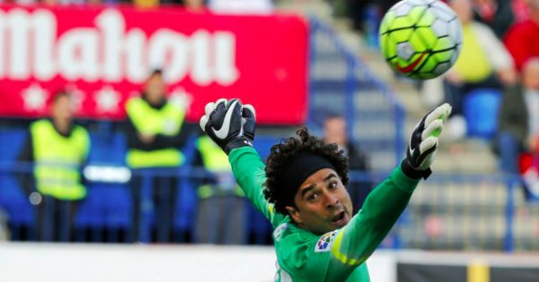 marca's tweet photo. Guillermo Ochoa llega cedido al Granada https://t.co/smvfn4MR78 https://t.co/S2znfo89uB