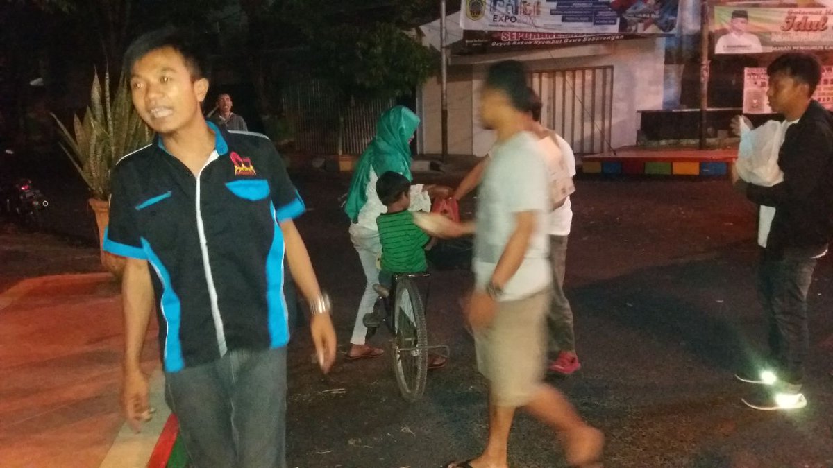 AyoberbagiPati's tweet photo. Alhamdulillah. 64 Nasi + minum tersalurkan utk saudara kita di jalanan.
#DUGEL KolaborAksi brg #SedekahRombonganPati https://t.co/6gc0sMUjG8