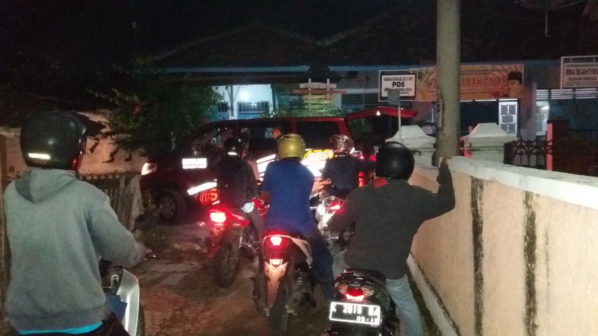 AyoberbagiPati's tweet photo. Alhamdulillah. 64 Nasi + minum tersalurkan utk saudara kita di jalanan.
#DUGEL KolaborAksi brg #SedekahRombonganPati https://t.co/7fHNG49psN
