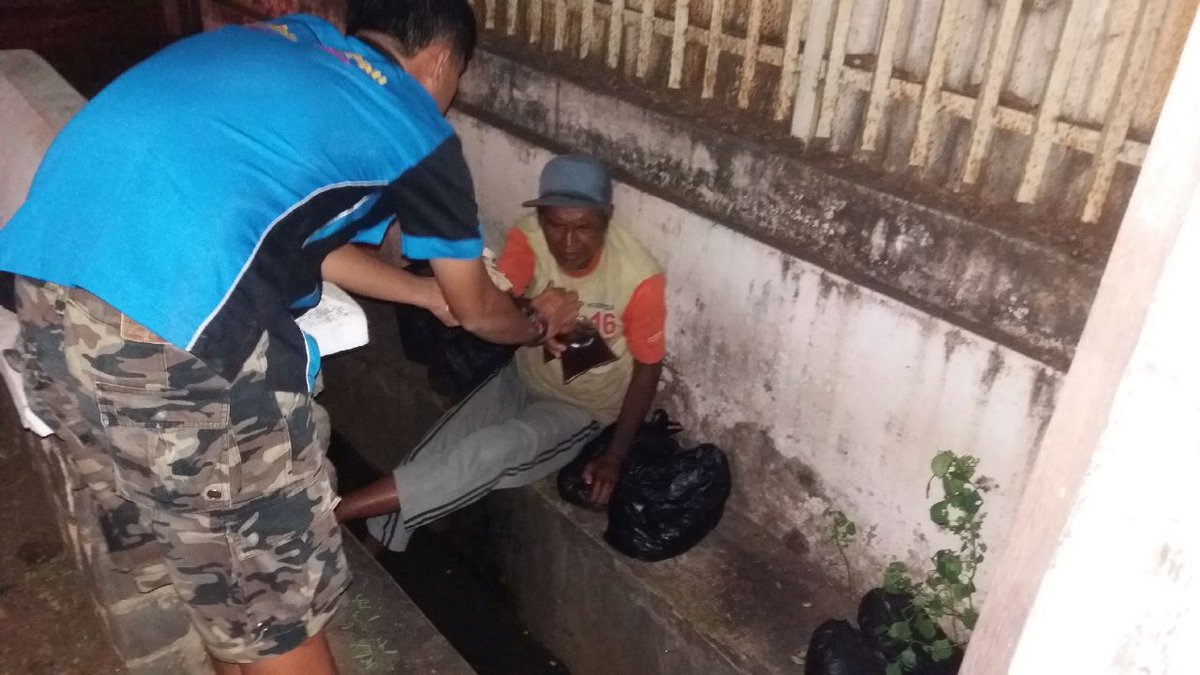 AyoberbagiPati's tweet photo. Alhamdulillah. 64 Nasi + minum tersalurkan utk saudara kita di jalanan.
#DUGEL KolaborAksi brg #SedekahRombonganPati https://t.co/7fHNG49psN
