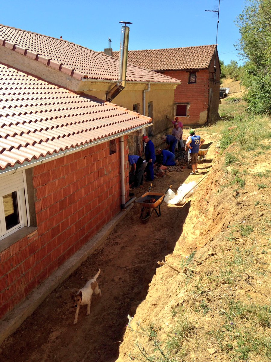 ValduviecoAC's tweet photo. Llega el verano y hay que poner el pueblo bonito #cendera #leonesp https://t.co/xlEsyVhhRC