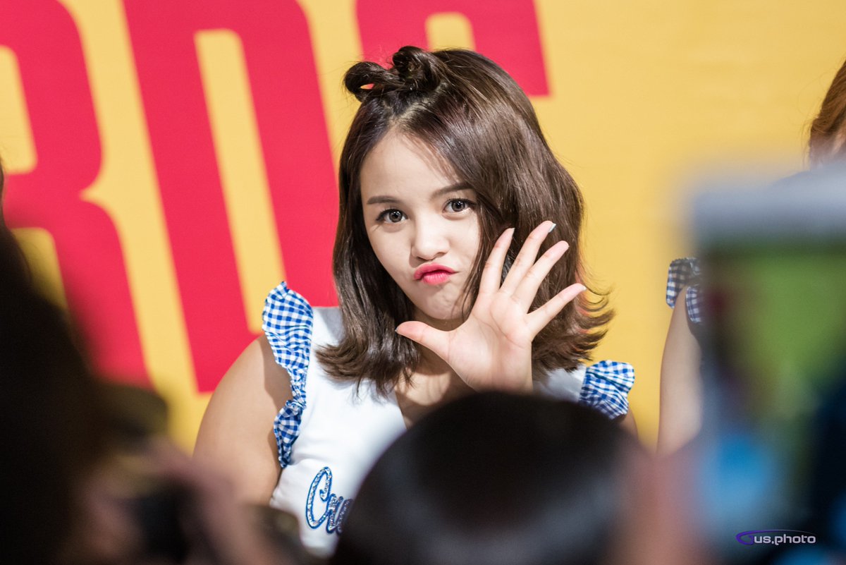 JUS_OPPA's tweet photo. [2016.07.20] #CLC #ソン タワレコ横浜ビブレ
#씨엘씨 #SORN #손 https://t.co/M9aWRPU8B7