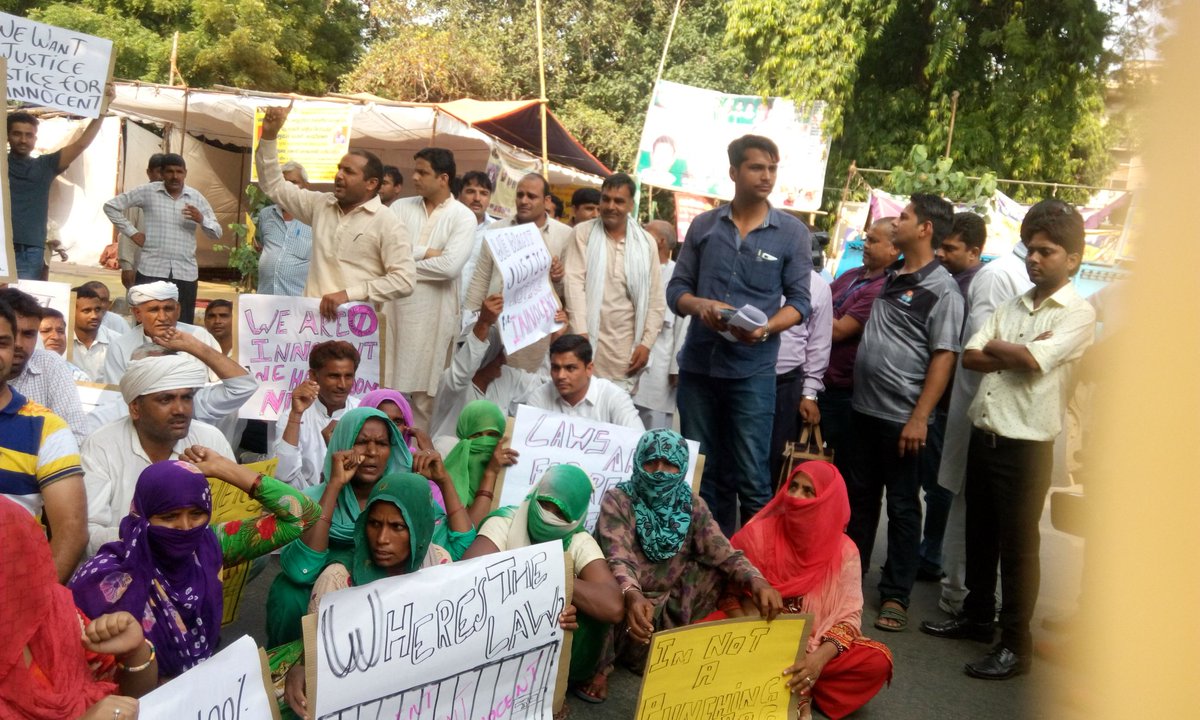 barkhatrehan16's tweet photo. Families of #RohtakGangrape accused protest at Jantar Mantar.
Say charges against them r 100% wrong.
Demand justice! https://t.co/XvuRDMnOED