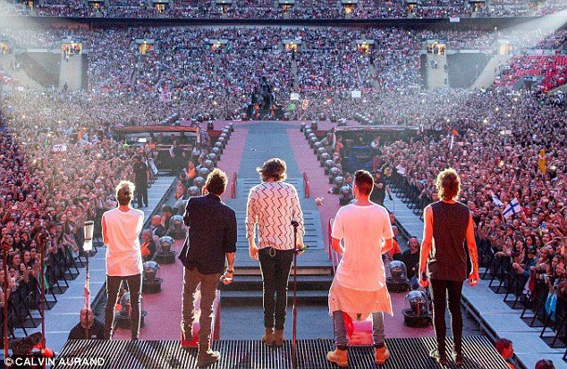 ImNiallsMichael's tweet photo. THIS WILL NEVER GET OLD:

STAIRS
STAIR
STAI
STA
STAD
STADI
STADIU
STADIUM
STADIUMS

#6yearsof1D https://t.co/zOPLrr8U5U