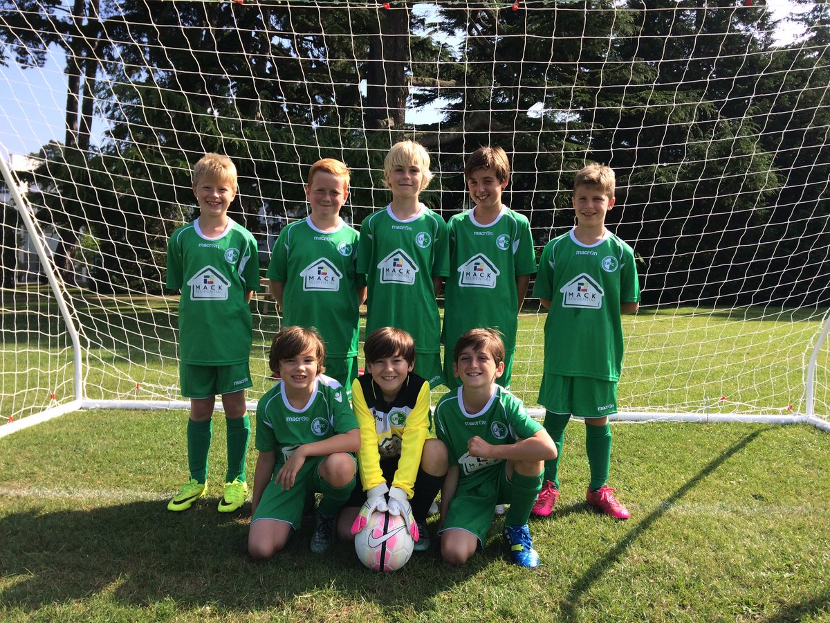 LRFC_Mavis's tweet photo. Boys looking very smart in their new @Mackresidential @MacronStore kit! Beautiful day for training. @LeckhamptonR https://t.co/xtPYHnNu2n