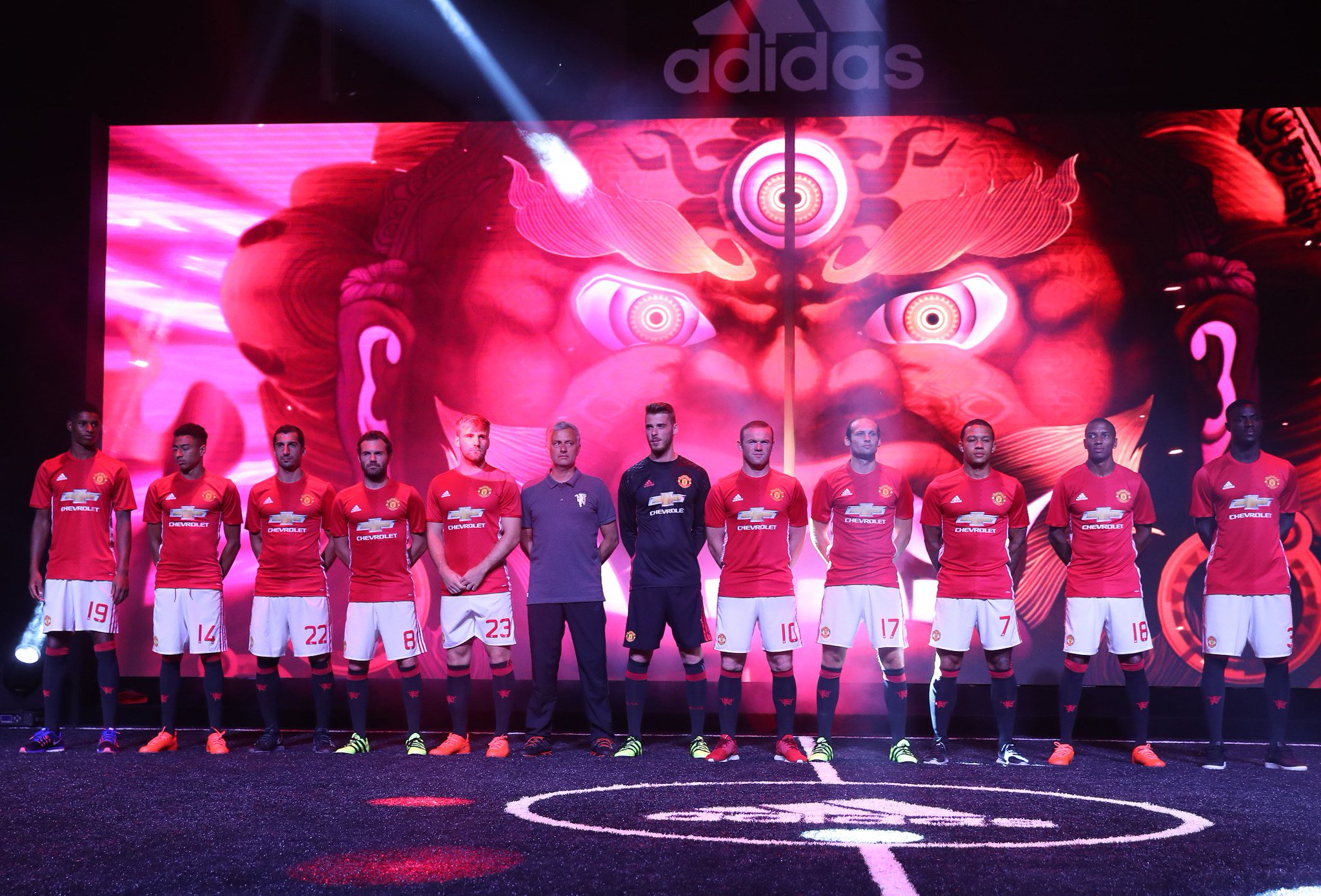 Hilo del Manchester United CoCAHIVXYAAMmTu