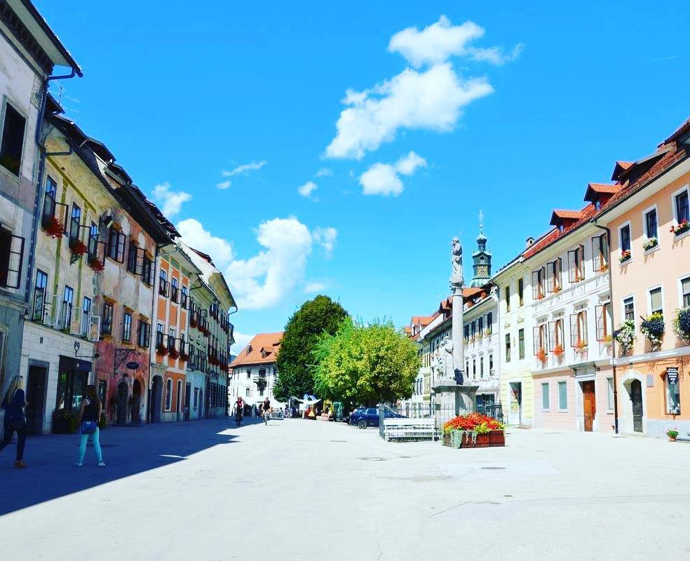 GeaGoSi's tweet photo. Škofja loka v soncu in barvah👍🌈🌞 #slovenija #skofjaloka #vikend #poletje #barve #trg #slov… https://t.co/avMgHY1S1M https://t.co/aH8XRi5Uif
