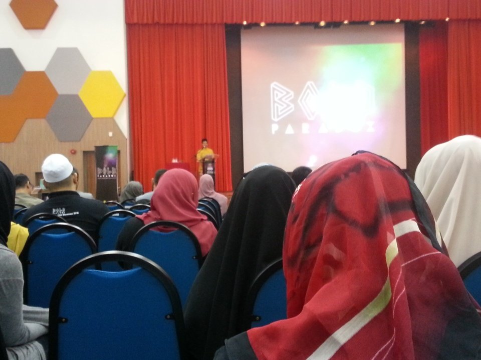 twt_seni's tweet photo. LIVE UPDATE! Its Dr. Sharkawi to give his speech now. #boldparadox #graphicdesign #degreeshowcase #2016 #finalyear https://t.co/XrVZ6QF6IK