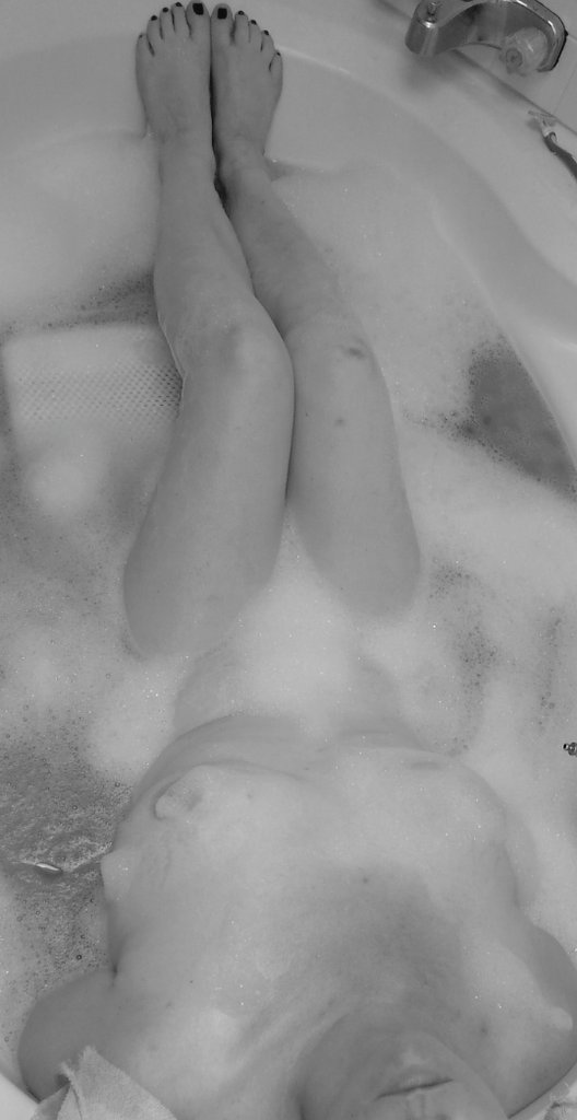 Sweettasee's tweet photo. So Horny 💦Guess I'll take a bath😉 want to cum  join me 😋💋 https://t.co/f6tR9M8zjV