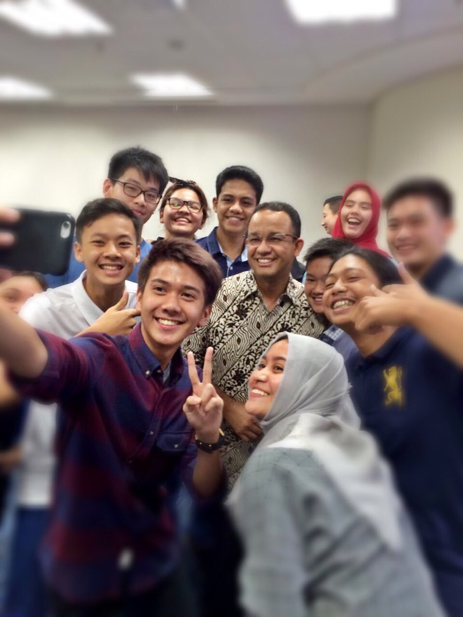 Comate_INA1's tweet photo. muka iqbaal om herry banget disini😂 https://t.co/aty5j1QmJV
