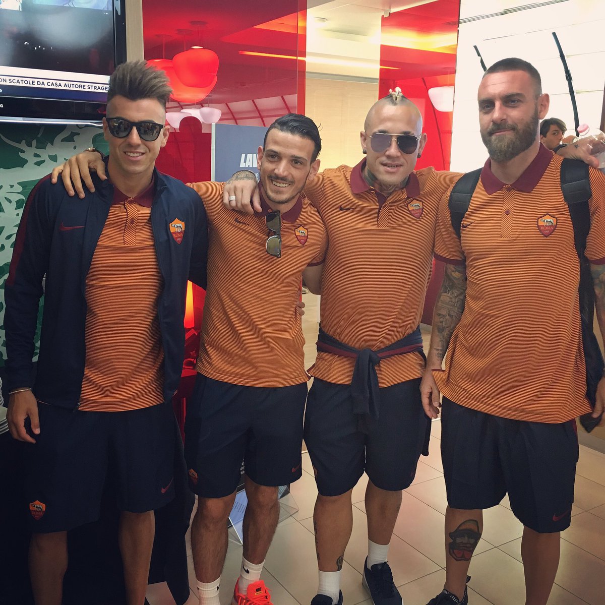 OfficialEl92's tweet photo. Ready for the new season 😄👊🏼⚽️💥 
@Florenzi @OfficialRadja 
#Finalmente #Tournée #ASRoma https://t.co/vH1SCITAPg