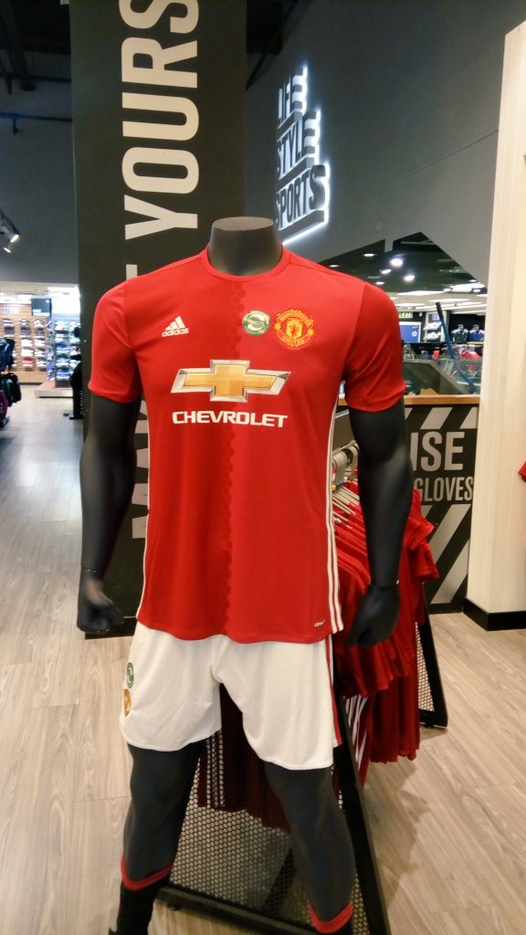 LSS_Dundrum's tweet photo. Get down to @LSS_Dundrum today and be the first to get your new MUFC Jersey!! @DundrumTC @lifestylesports https://t.co/WVCwAboBXT