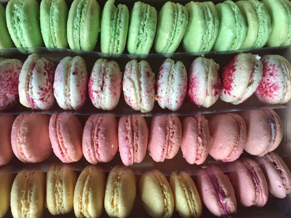 macaronsbymary's tweet photo. Pretty little yummy treats. Grab these #Macarons @SugarSpiceFlea Market frm 12pm @grangeealing @queensuburbs #ealing https://t.co/yIFacblCC1