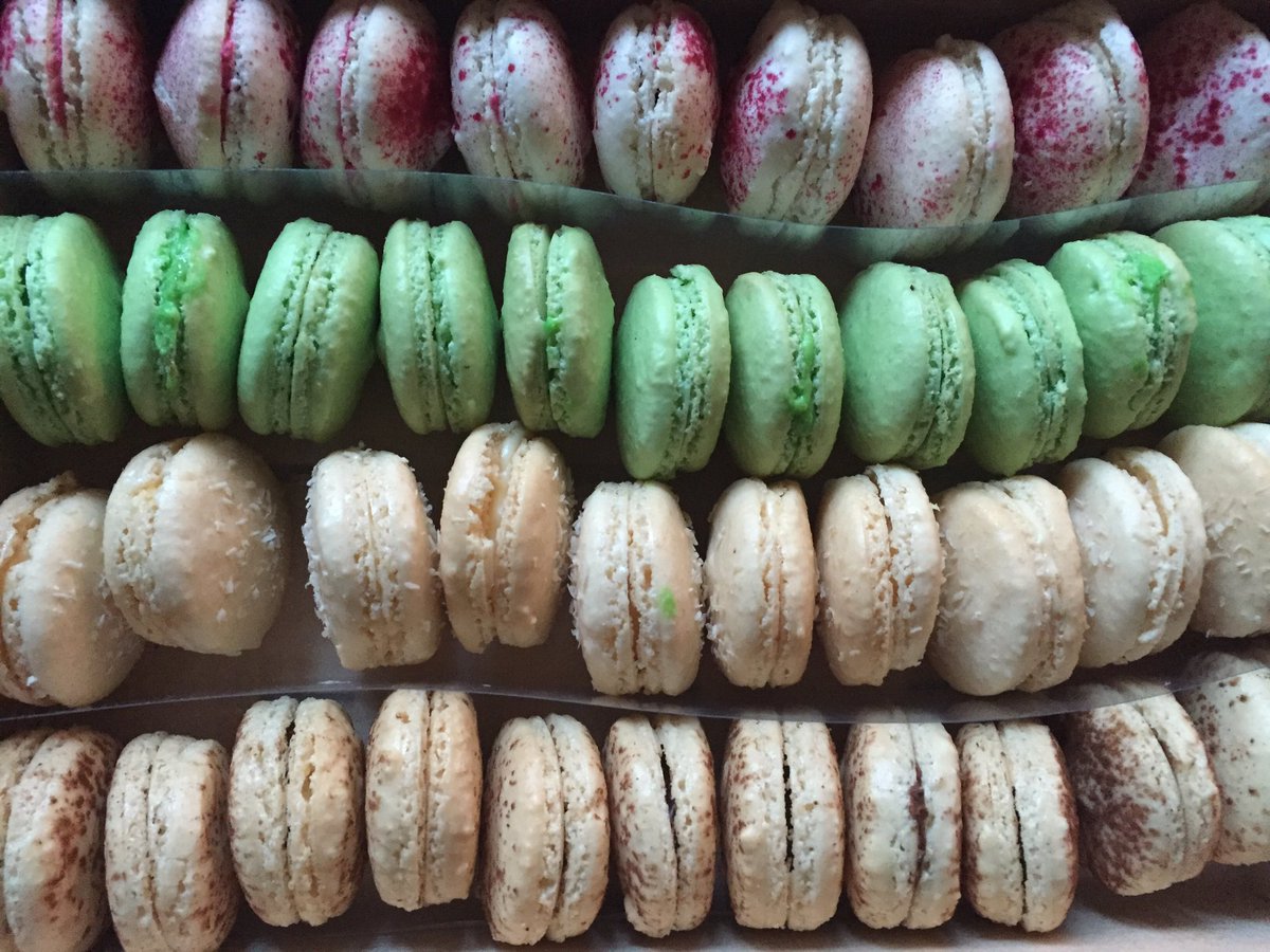 macaronsbymary's tweet photo. Pretty little yummy treats. Grab these #Macarons @SugarSpiceFlea Market frm 12pm @grangeealing @queensuburbs #ealing https://t.co/yIFacblCC1