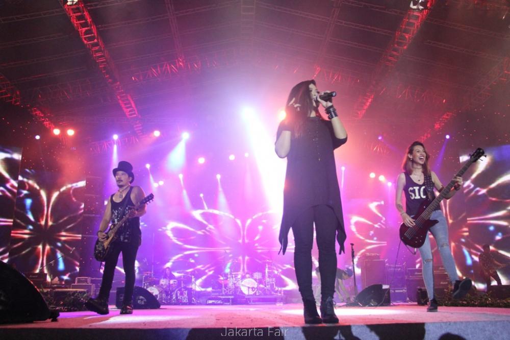 kotakband_'s tweet photo. RT @JakartaFairID: Msh inget moment @KikanNamara x @kotakband_ mengguncang #JFK2016 dihari ke 16?
#ThrowBackJFK2016 https://t.co/Pz3C9pN4ba