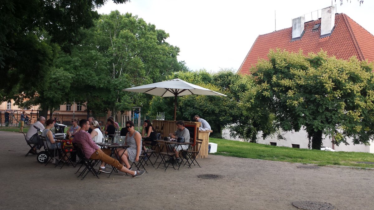 sunicko's tweet photo. Vinárna Na břehu Rhony skvěle expandovala do veřejného prostoru :-)) #Vyton #Praha https://t.co/6XJpBFIZ10