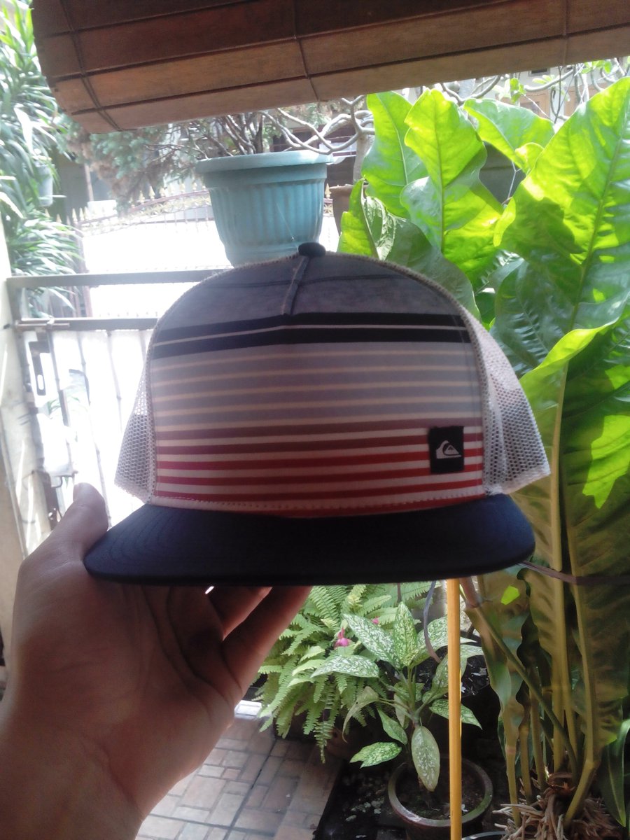 4sale second quksilver cap like new 97% 200k , detail pict? Mention aja