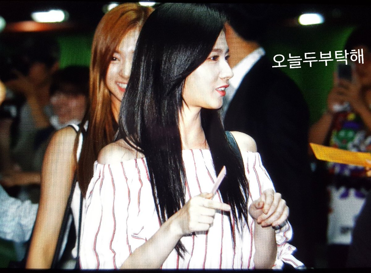 Dahyun_today's tweet photo. 160723 슈퍼스타jyp 퇴근길 사나 프리뷰 #트와이스 #TWICE #사나 #sana https://t.co/jFepaYqkfZ