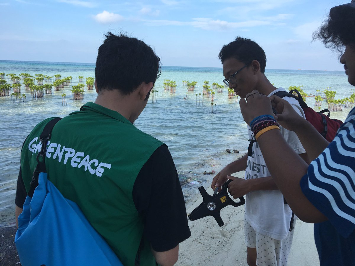 OceanDefenderID's tweet photo. Pulau ke-3: Karang Congkak. Pst, di sini banyak sekali sampah plastik terdampar di pinggir pantai #LiveSurvey https://t.co/Jf48xRhntR