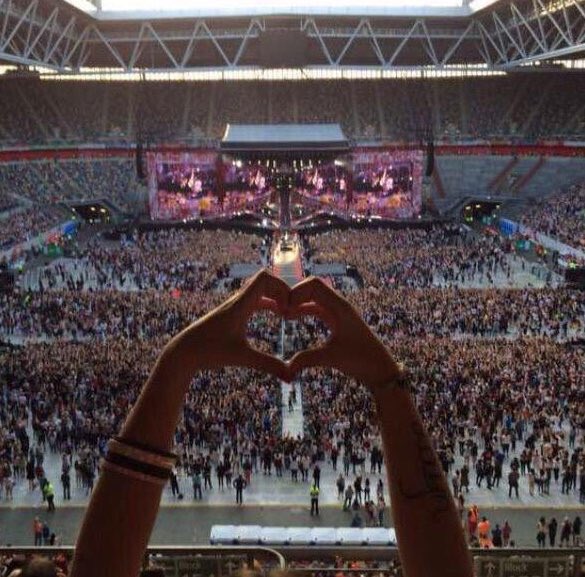 1DFamParadise's tweet photo. The best 6 years of my life, I'm so proud of The Boys, the best music &amp; pure happiness❤️

#6YearsOfOneDirection https://t.co/imOG1EgxVZ