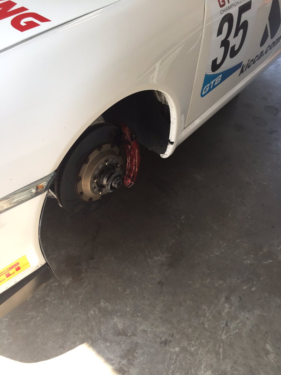 JayneVHilton's tweet photo. Not quite race ready #wherearethewheels #OultonPark #@AffVehicle @CRHRacing https://t.co/NeDrP1mSh5