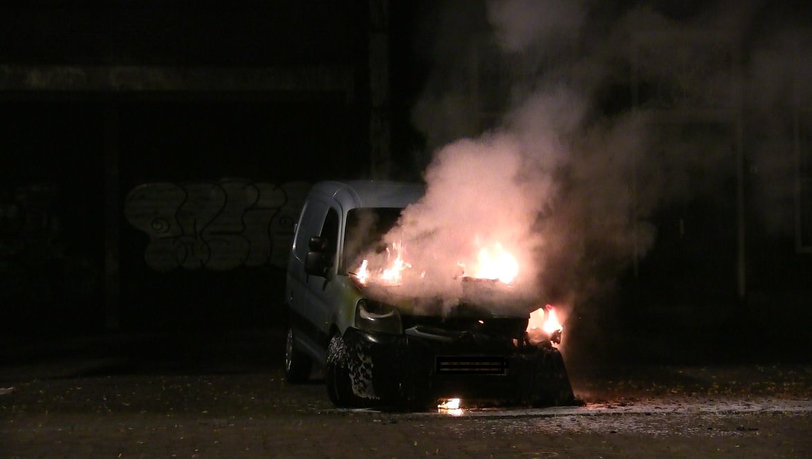 Autobrand op de Groenmarkt in Meppel 0522.nl/autobrand-op-d…