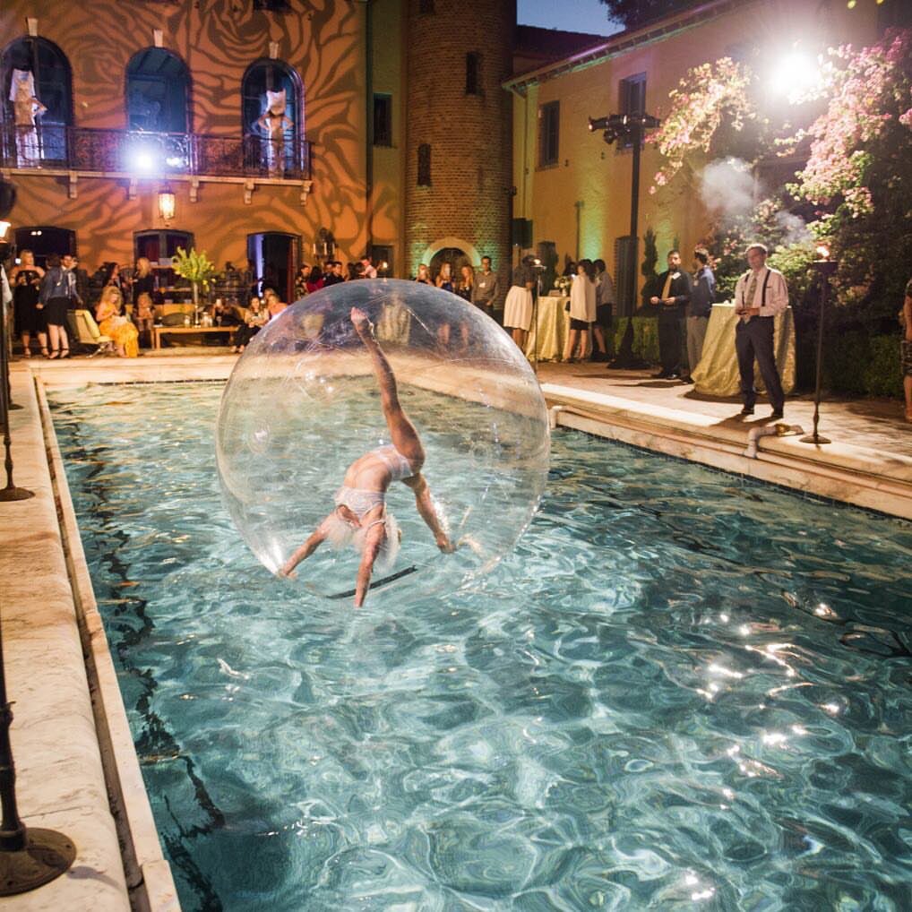 modish571's tweet image. The coolest reception entertainment ever-girls in floating balloons AND mermaids!😇