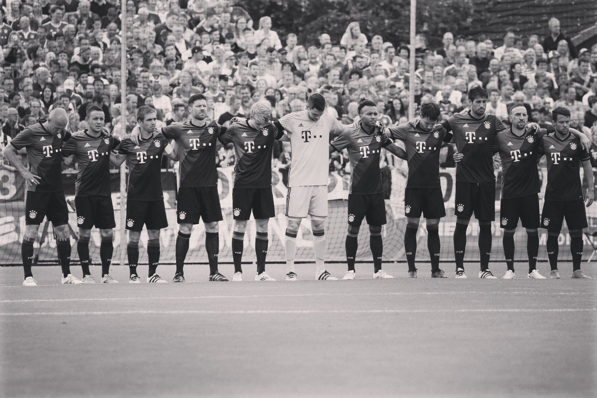 "'Wir sind entsetzt" - #FCBayern gedenkt der Opfer: fcb.de/FCBgedenktderO… #München